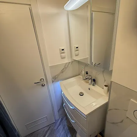 Thomas Apartman *